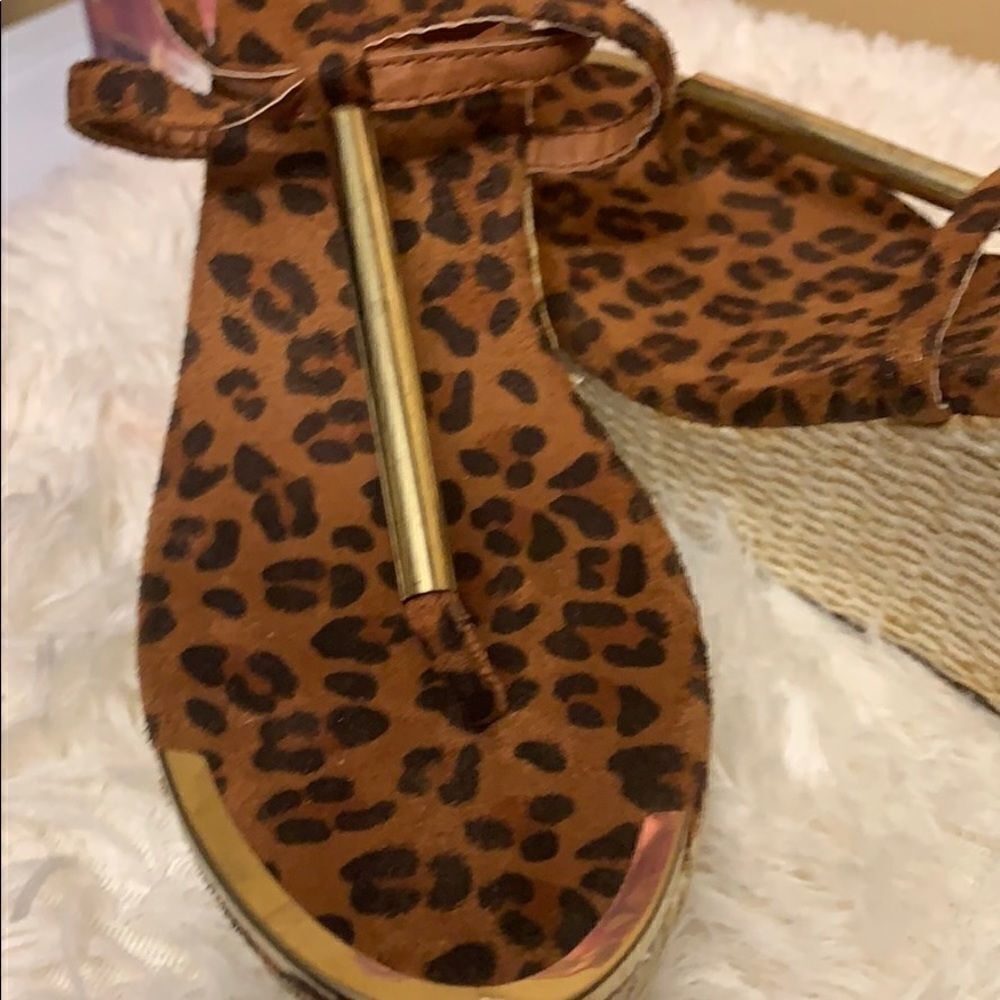 Leopard Wedges 🐆 - Picture 3 of 6